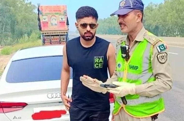 کپتان بابراعظم کا دوران ڈرائیونگ چالان ہوگیا