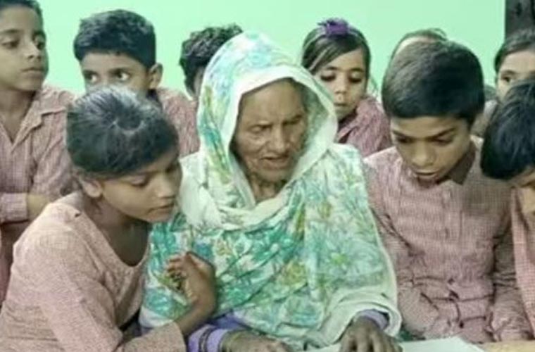 ‘پوتا پوتی پیسے گننے میں ہیر پھیر کرتے تھے’، 92 سالہ خاتون نے اسکول میں داخلہ لے لیا