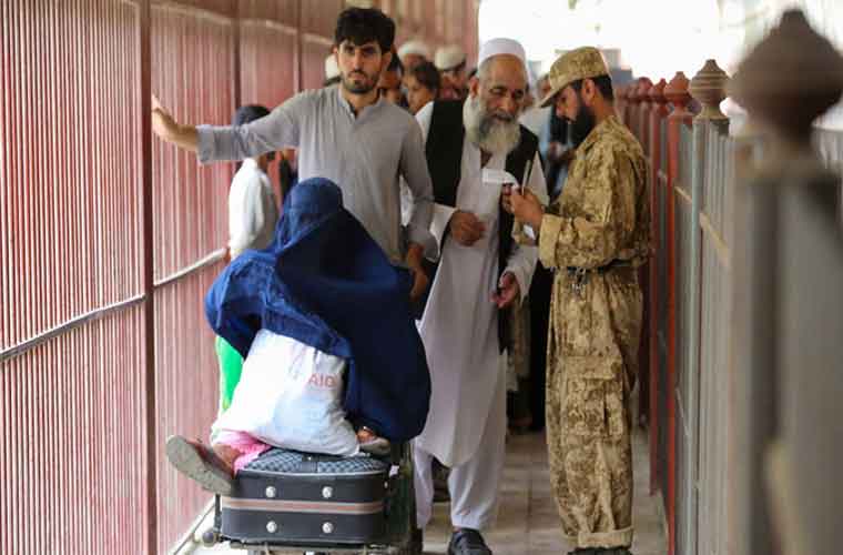 نگراں حکومت کا غیر قانونی مقیم 11 لاکھ افغان باشندوں کو بے دخل کرنے کا فیصلہ