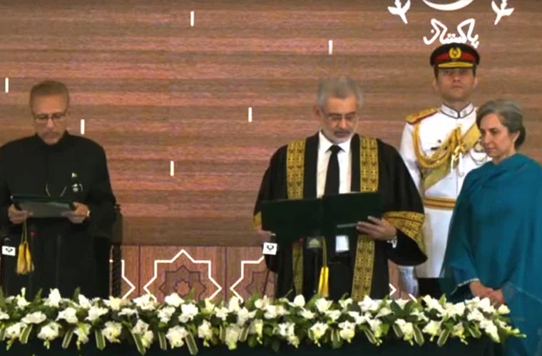 جسٹس قاضی فائز عیسیٰ نے چیف جسٹس آف پاکستان کا حلف اٹھالیا