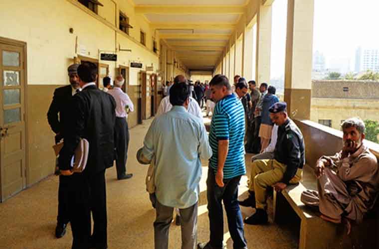 کراچی کی عدالت میں ملزم نے جج کو جوتا دے مارا