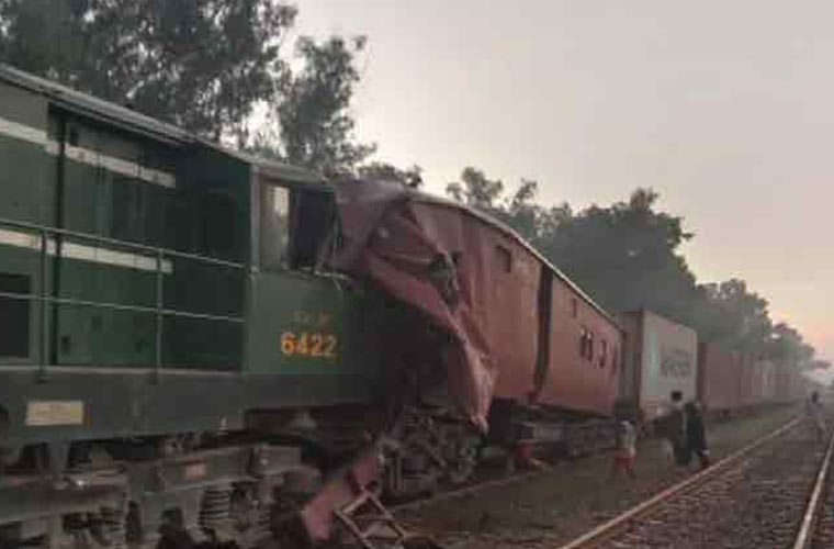 شیخوپورہ میں مسافر ٹرین ٹریک پر کھڑی ٹرین سے ٹکرا گئی، 20 افراد زخمی