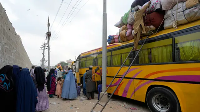 غیر قانونی تارکین وطن کی واپسی کا سلسلہ جاری، 100 سے زائد افغان خاندان وطن واپس جاچکے