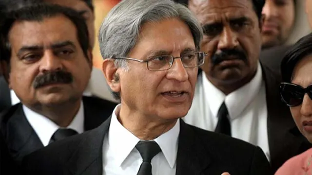 نواز شریف وطن واپس نہیں آئینگے، آئے تو میں ویلکم کروں گا: اعتزاز احسن