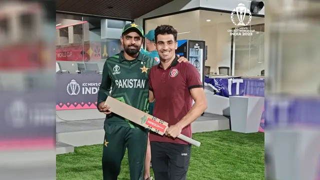 بابر اعظم نے افغانی کرکٹر رحمان اللہ گرباز کو اپنا بیٹ تحفے میں دیدیا