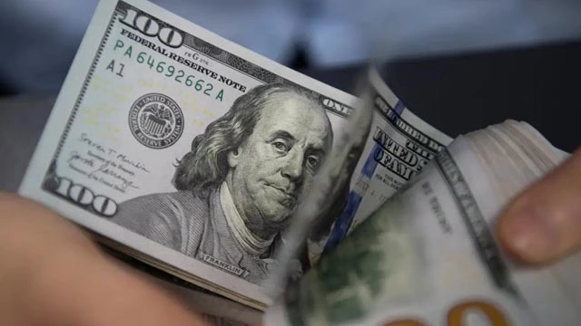 ملک میں ڈالر کی قیمت میں مزید کمی ہوگئی