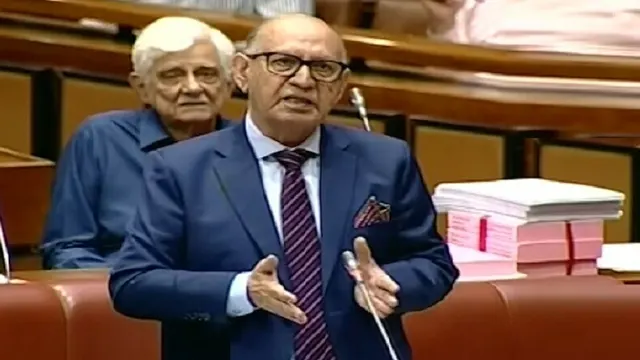 ملٹری ٹرائل کیس؛ سپریم کورٹ کا فیصلہ دہشتگردی کو فائدہ پہنچائے گا: عرفان صدیقی