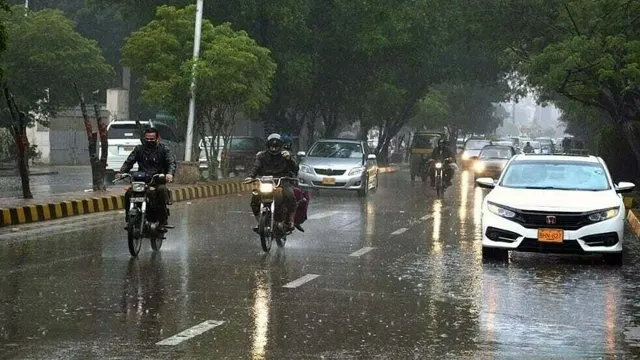 لاہور میں وقفے وقفے سے بارش، نشیبی علاقے زیر آب آگئے
