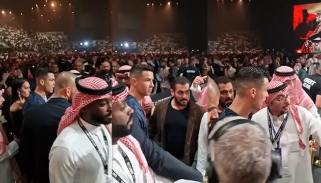 ویڈیو: سلمان خان دیکھتے رہ گئے اور رونالڈو پاس سے گزر گئے