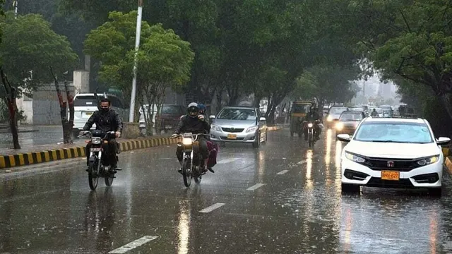 کراچی میں گزشتہ رات ہونے والی بارش نے 10 سالہ ریکارڈ توڑ دیا