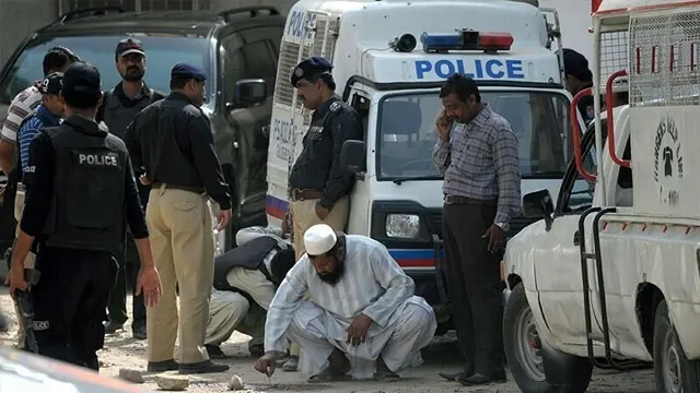 کورنگی میں پولیس مقابلہ، 2 ڈاکو شہری سے لوٹ مار کے دوران گرفتار