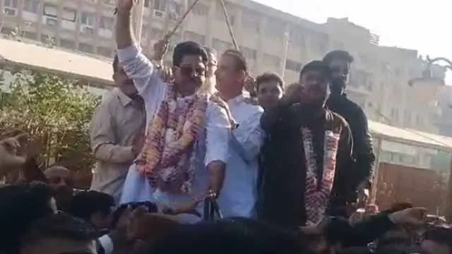 پیپلز پارٹی امیدوار گدھا گاڑی پر کاغذات نامزدگی جمع کرانے پہنچ گیا