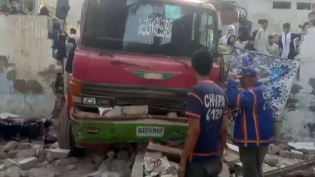 کراچی: تیز رفتار ٹینکر گھر میں جا گھسا، ایک شخص جاں بحق، 3 افراد زخمی