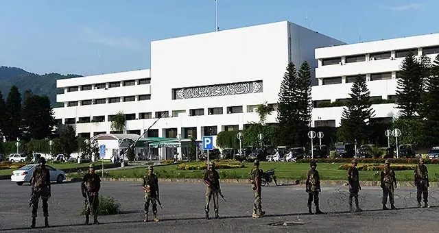 عمران خان عام انتخابات سے غائب، مگر سینٹ میں بھرپور موجودگی