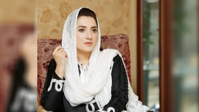 پی ٹی آئی رہنما ایمان طاہر پشاور ہائی کورٹ کے باہر سے گرفتار