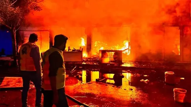 پشاور: موبائل پلازہ میں لگنے والی آگ بے قابو
