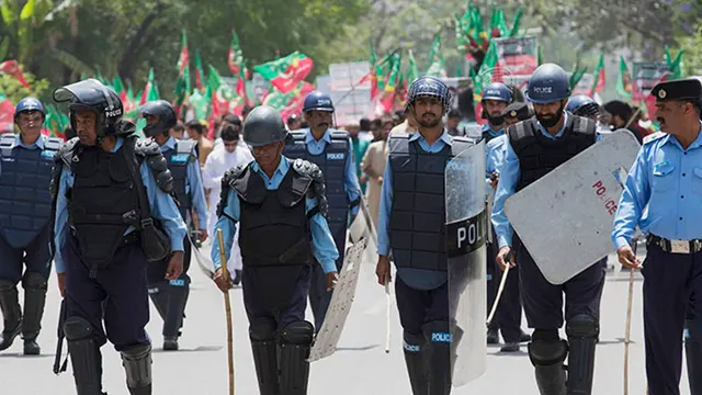 چیئرمین پی ٹی آئی کے گھر پر چھاپہ، ایس ایچ او مارگلہ سمیت 5 افسران معطل
