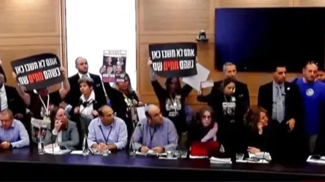 حماس کی قید میں یرغمالیوں کے خاندانوں کا اسرائیلی پارلیمنٹ پر دھاوا