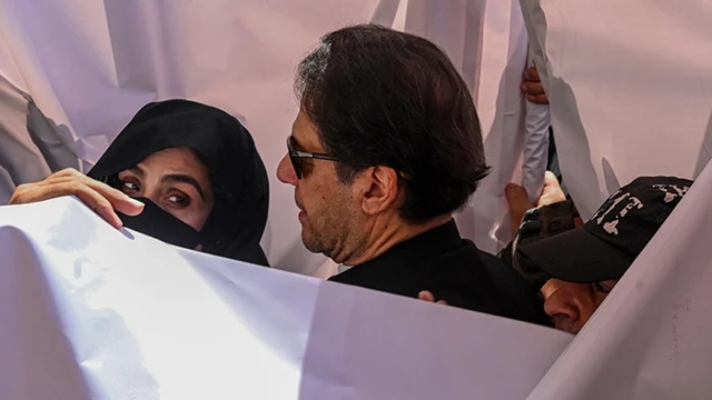 190 ملین پاؤنڈ کیس؛ بانی پی ٹی آئی اور بشریٰ بی بی پر فردِ جرم عائد