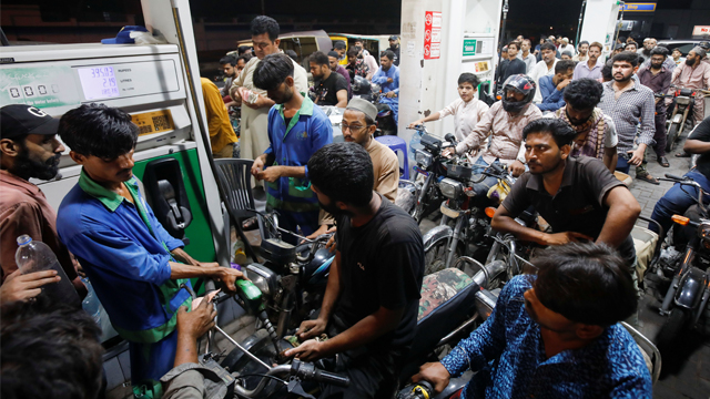 رواں مالی سال کے 6 ماہ میں 470 ارب سے زائد پیٹرولیم لیوی وصول