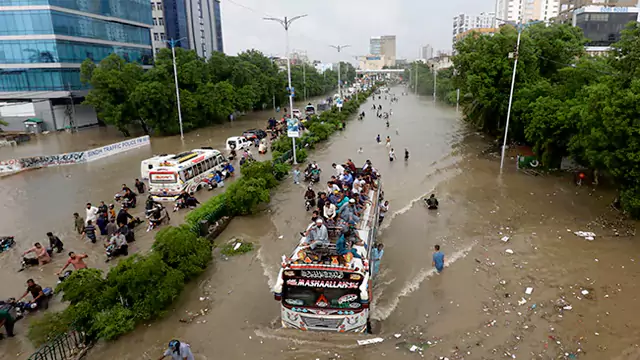 سندھ میں رین ایمرجنسی نافذ ، کل کراچی میں سرکاری اور نجی اداروں میں ہاف ڈے ڈیوٹی کرنے کا فیصلہ