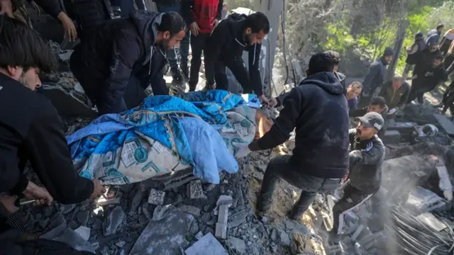 اسرائیل کی وسطیٰ غزہ میں گھروں پر بمباری، 40فلسطینی شہید