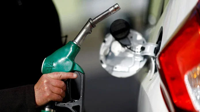 نگراں حکومت کا آخری جھٹکا، پیٹرول کی قیمت میں اضافہ