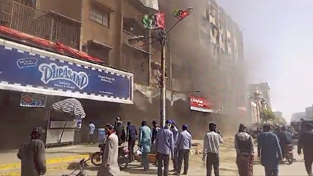 کراچی ، ایم اے جناح روڈ  پر واقع اقبال مارکیٹ میں آگ لگ گئی، بڑے نقصان کا خدشہ