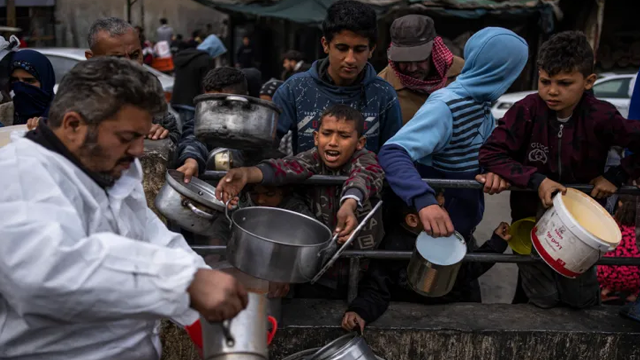 امداد کے منتظر فلسطینیوں پر لڑاکا ہیلی کاپٹروں کی فائرنگ، 110 فلسطینی شہید