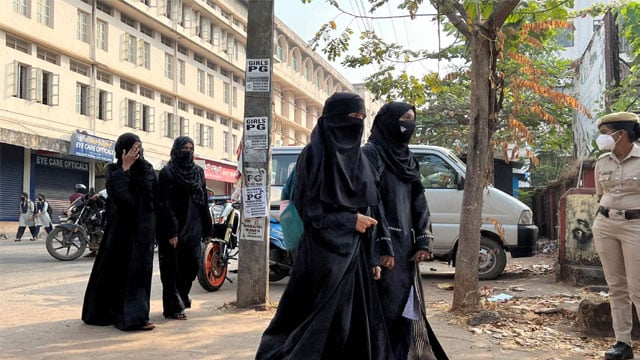 برقع پوش مسلم خواتین کو بھارت میں نفرت آمیز سلوک کا سامنا