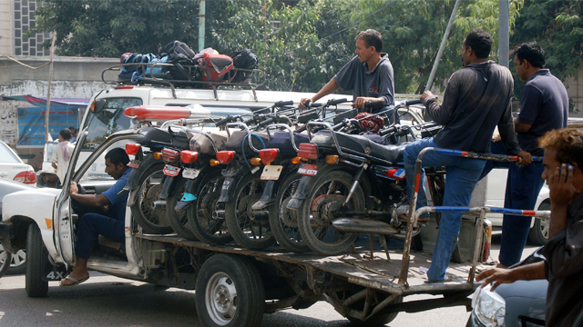 ٹریفک پولیس حکام نے موٹر سائیکل اور کار سواروں کیلئے خوشخبری سنادی