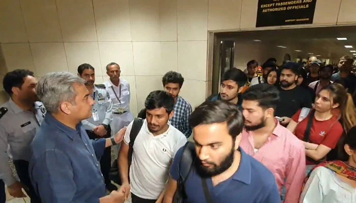 کرغزستان میں پھنسے پاکستانی طلبہ لاہور پہنچ گئے، وزیر داخلہ کا استقبال