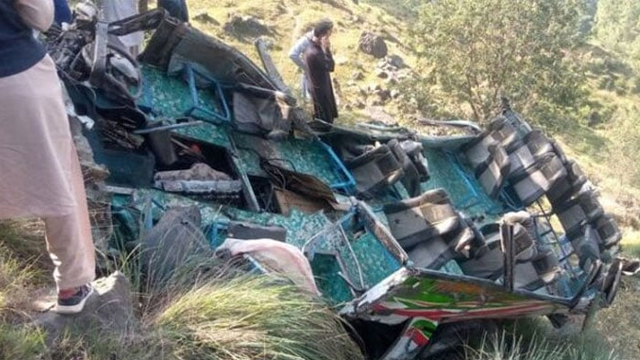 خوشاب میں بریک فیل ہونے کے باعث ٹرک کھائی میں گرگیا، 16 افراد جاں بحق