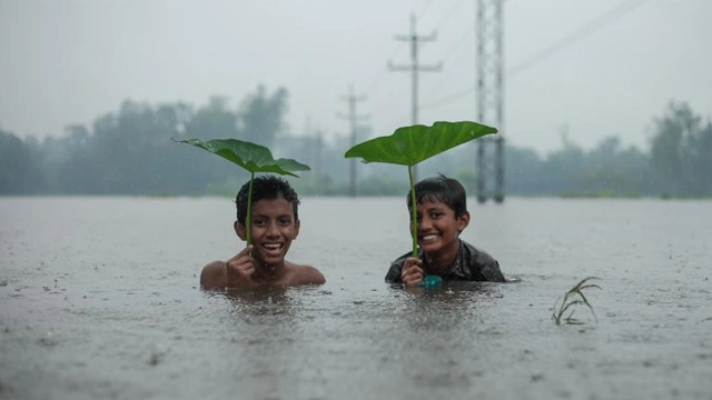 اسلام آباد جی الیون میں سڑکیں زیرِ آب، گاڑیاں پانی میں ڈوب گئیں