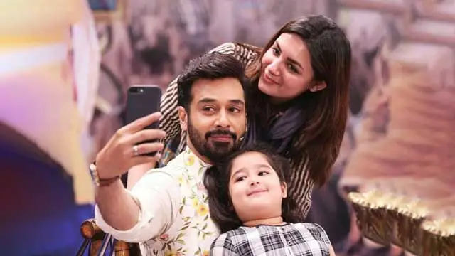 اپنی ہی اہلیہ کو ‘بوسہ’ دینے پر فیصل قریشی تنقید کی زد میں