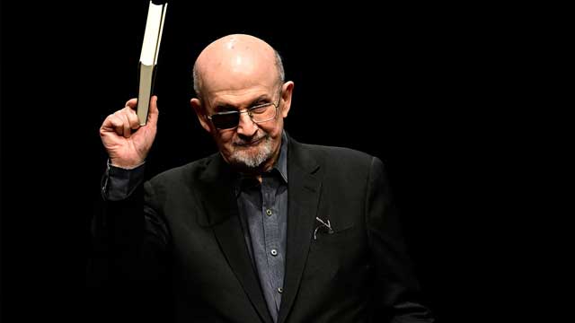 ملعون سلمان رشدی کی کتاب پر 3 دہائیوں لگی پابندی ختم