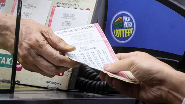 شاپنگ کیلئے مارکیٹ جانے والی خاتون کروڑ پتی بن گئی