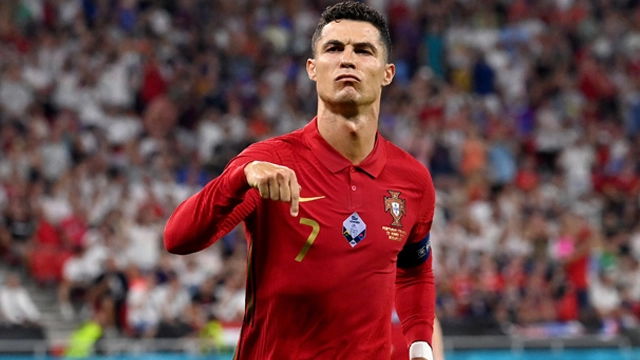 رونالڈو سعودی کلب النصر سے مزید 2 سال کے معاہدے کے بعد یومیہ کتنی تنخواہ لیں گے؟