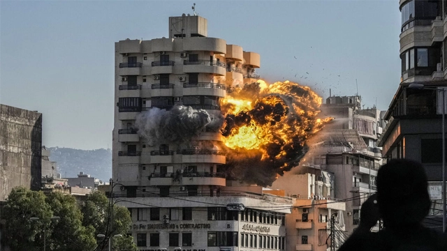 اسرائیل کے لبنانی دارالحکومت پر میزائل حملے، رہائشی عمارت تباہ