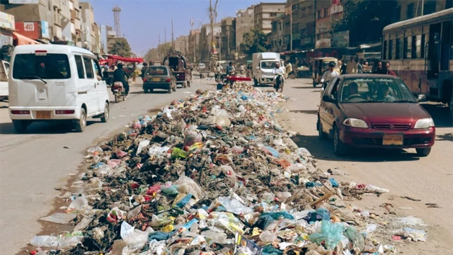 کراچی میں کچرا پھیلانے پر 3 سال قید اور کچرا نہ اُٹھانے والے کو میئر بنایا جاتا ہے