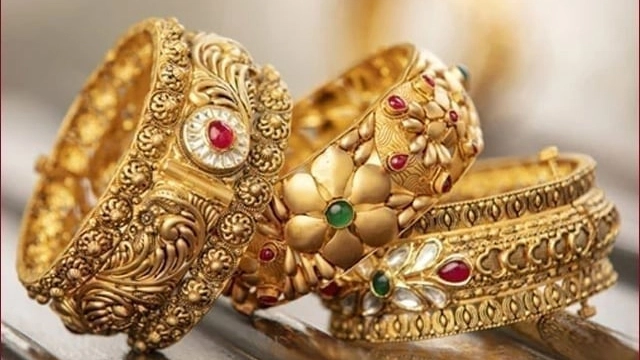 سونے کی قیمت میں سیکڑوں روپے کمی ہو گئی