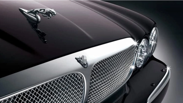 معروف کارساز کمپنی نے 102 سالہ قدیم لوگو تبدیل کر دیا