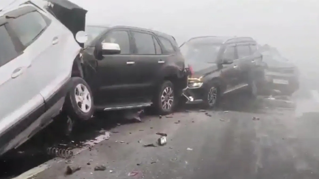 اسموگ کے باعث درجنوں گاڑیاں آپس میں ٹکرا گئیں