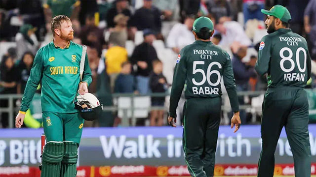 رضوان سے لڑائی، اسٹمپس کو پاؤں مارنا؛ افریقی بیٹر پر جرمانہ عائد