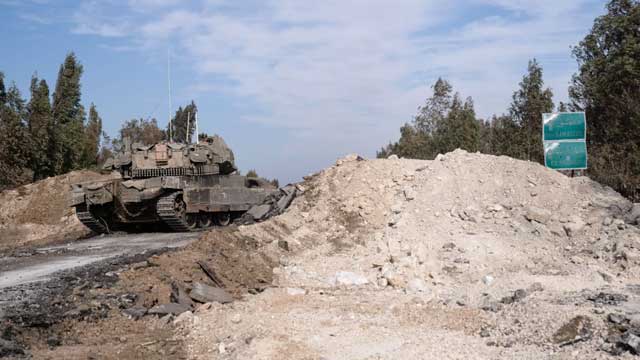 اسرائیلی ٹینک دارالحکومت دمشق کے نزدیک پہنچ گئے، باغی خاموش
