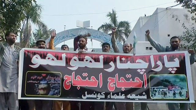 ضلع کرم پاراچنار؛ نوجوان نے شدید سردی میں دھرنا دیدیا