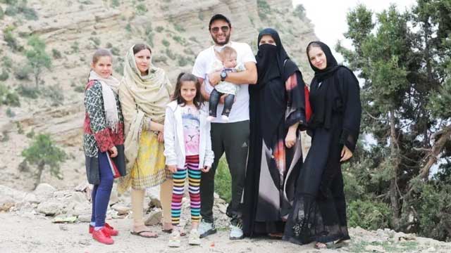 "بیٹیوں کو نکاح کے بعد موبائل فون دیا”