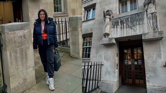 عائزہ خان برسوں پُرانا خواب پورا کرنے کیلئے لندن پہنچ گئیں