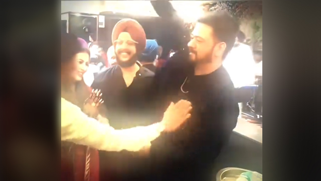 شادی میں صدقے کی رقوم ویٹرز کو کیوں دی؟ سوشل میڈیا پر بحث چھڑ گئی