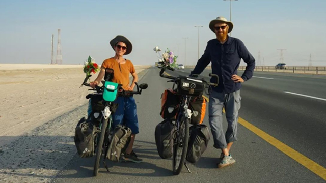 سائیکل پر 10 ممالک گھومنے کے بعد غیر ملکی جوڑا سندھ میں لُٹ گیا